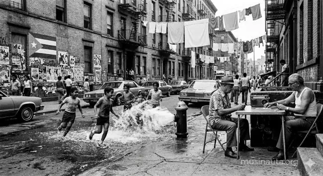 Calle de East Harlem en los años 80 con grafitis, fuego de boca de incendio abierta y música de fondo