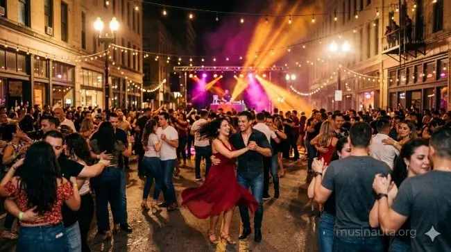 Parejas bailando bachata en la calle durante un festival de baile latino nocturno con luces y ambiente festivo