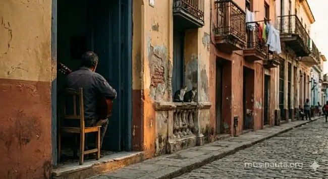 Calle colonial de Santiago de Cuba al atardecer con músico tocando guitarra en un portal
