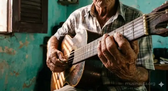 Detalle de manos tocando guitarra de trovador cubano en sala iluminada con luz natural, ambiente cálido y vintage