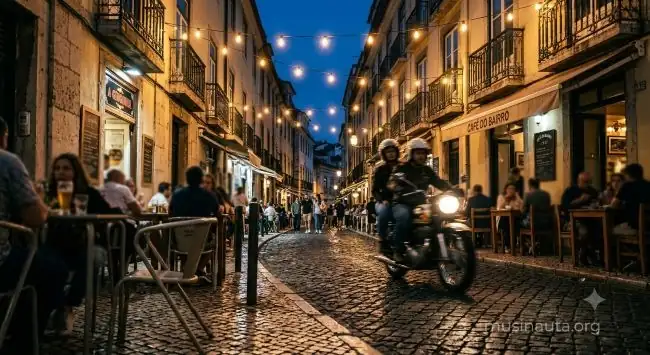 Calle iluminada del barrio Provenza en Medellín de noche, con luces cálidas de bares