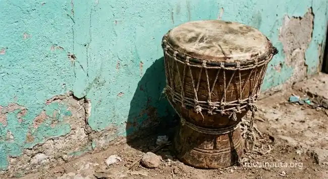 Percusión artesanal caribeña usada en fusiones de champeta y cumbia electrónica