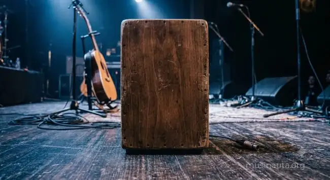 Cajón peruano de madera visto en ángulo bajo mostrando su tapa de resonancia