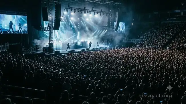 Escenario de un concierto actual de música latina con multitud y luces potentes