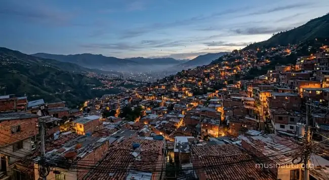 Vista aérea de Medellín, Colombia al atardecer con casas de ladrillo sobre las colinas verdes