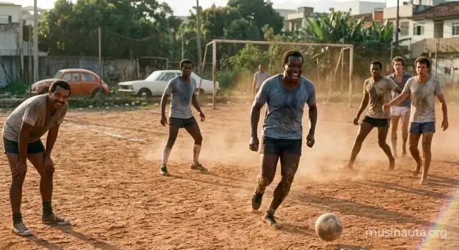 Hombres jugando un partido informal de fútbol en una cancha de tierra al atardecer, uno de ellos riendo en primer plano mientras corre