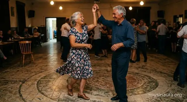 Pareja de bailarines mayores girando sobre el piso gastado de un salón de baile popular