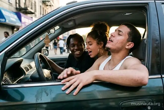 Tres amigos cantan a gritos dentro de un auto con las ventanillas abajo en una avenida de Washington Heights en verano